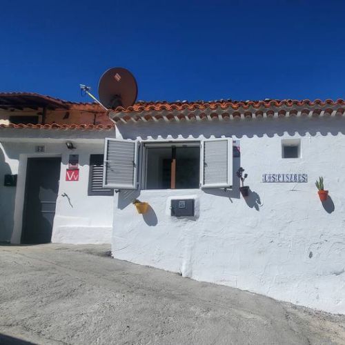 Fachada y entrada de Los Pinares El Juncal de Tejeda