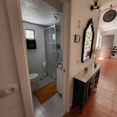 Los Pinares El Juncal de Tejeda la salle de bain vue depuis le couloir