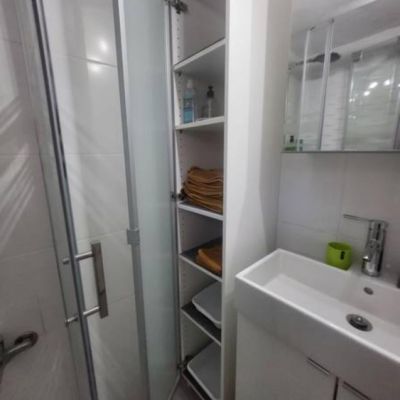 Los Pinares El Juncal de Tejeda la salle de bain le lavobo et un espace de rangement