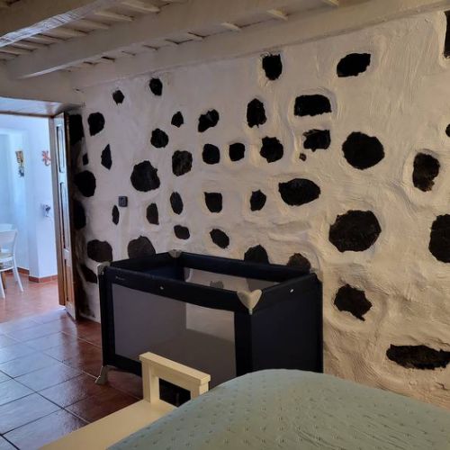 Los Pinares El Juncal de Tejeda La chambre principale avec 1 grand lit et son lit bébé