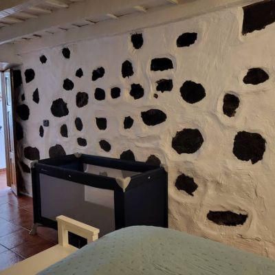 Los Pinares El Juncal de Tejeda La chambre principale avec 1 grand lit et son lit bébé