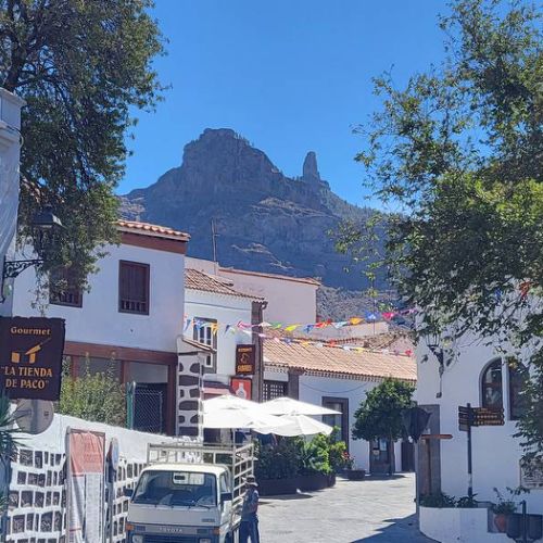 Calle de Tejeda con vista al Roque Nublo