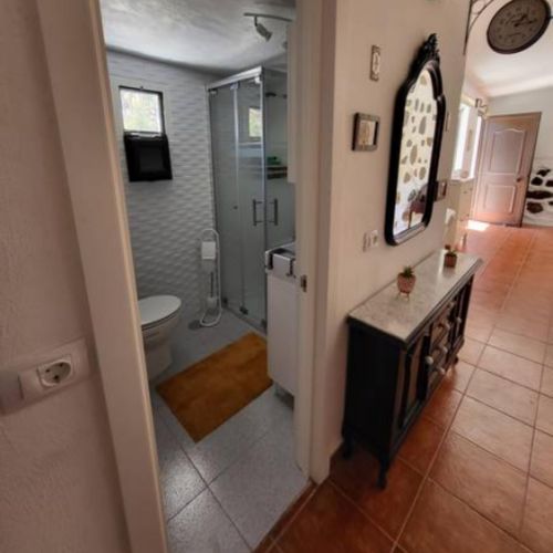 Baño visto desde el pasillo