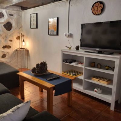 Los Pinares El Juncal de Tejeda le canapé et la télévision dans le salon