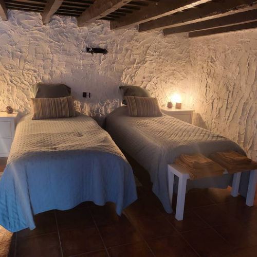 Schlafzimmer mit zwei Betten 90×200