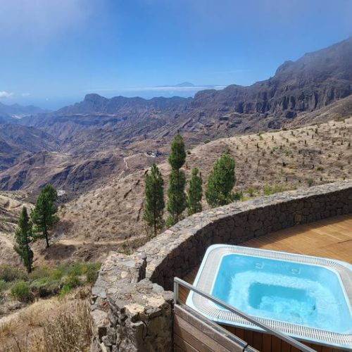 Jacuzzi at the Parador de Cruz de Tejeda with valley view