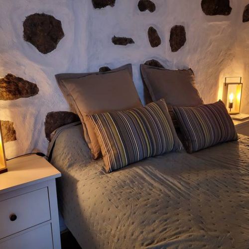 Cama y mesita de noche