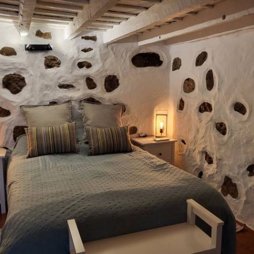 Cama con luz suave