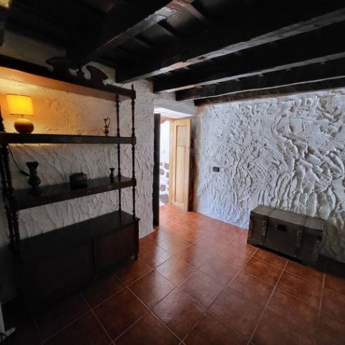 Entrada de la habitación con baúl