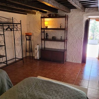 Los Pinares El Juncal de Tejeda la chambre avec 2 lits Détail de l’entrée avec meuble et penderie